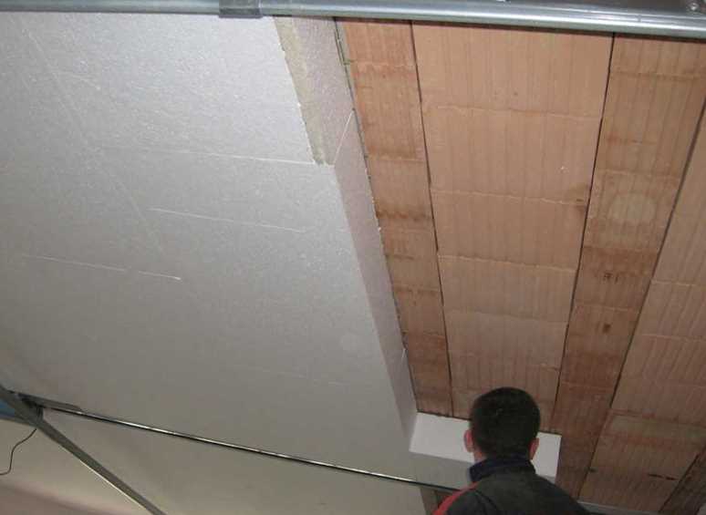 Как сделать потолок теплым и комфортным с помощью правильного утеплителя.