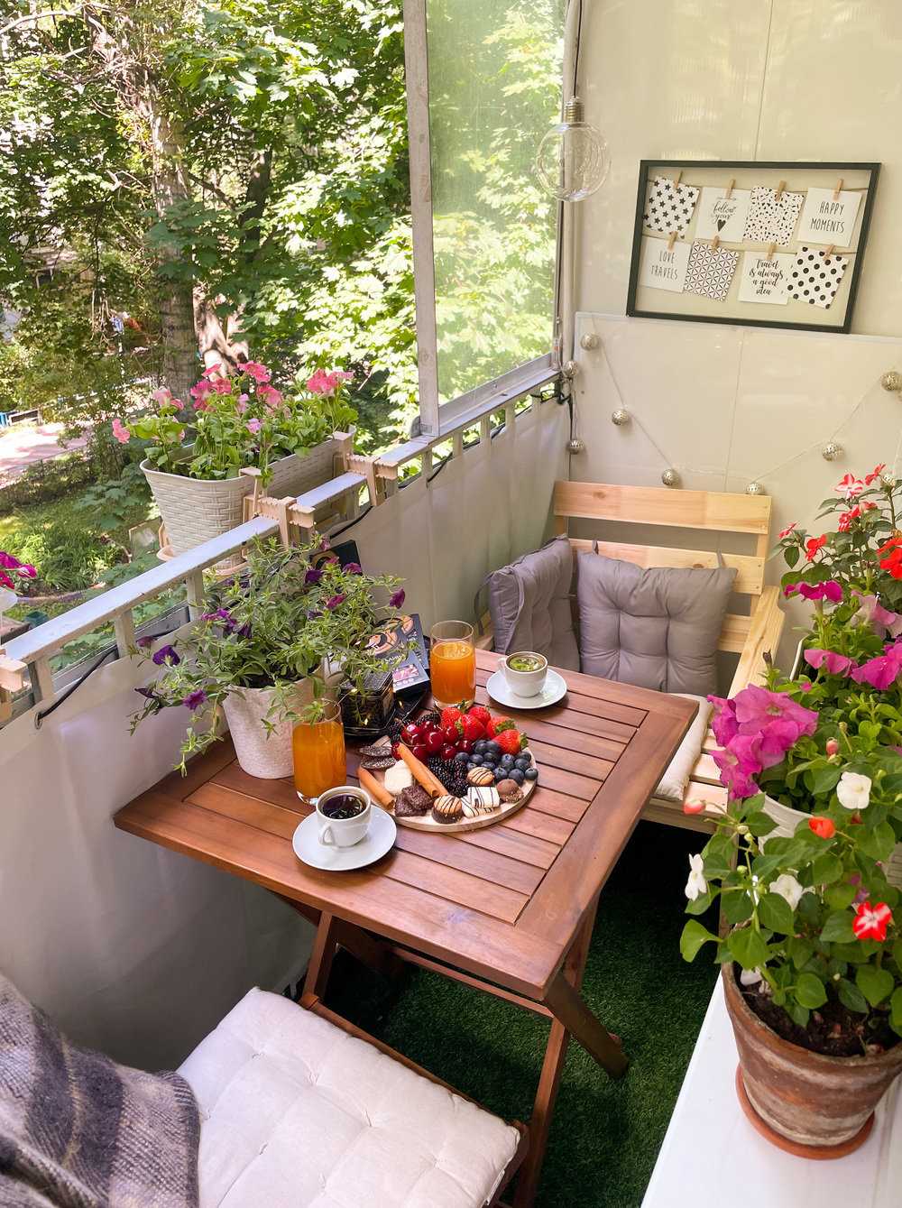 Как создать уютное место отдыха на вашем балконе: мебель и декор