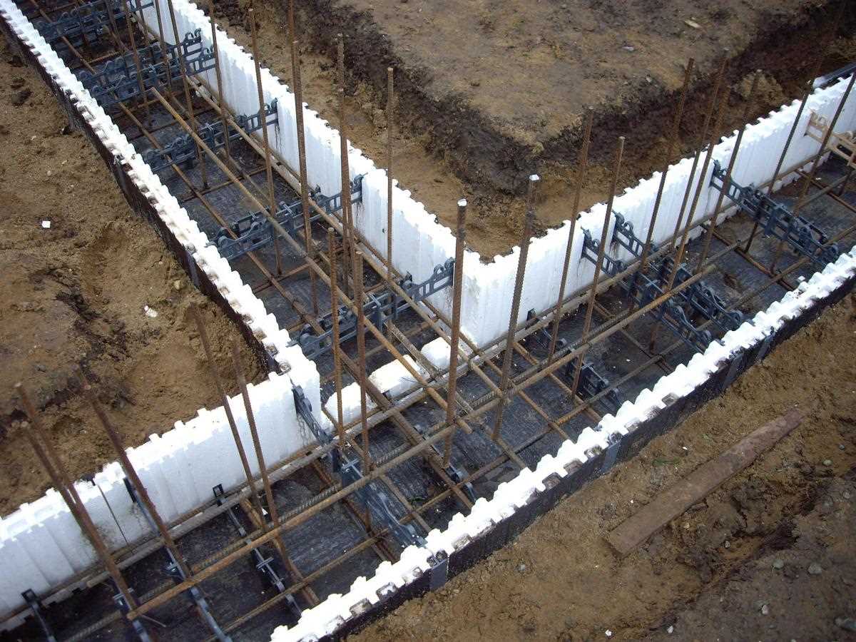 Особенности монтажа бетонных стен в малоэтажном строительстве