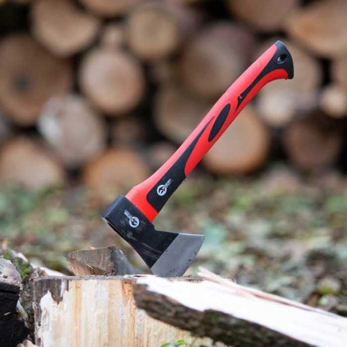 Топор: незаменимый инструмент для обработки древесины